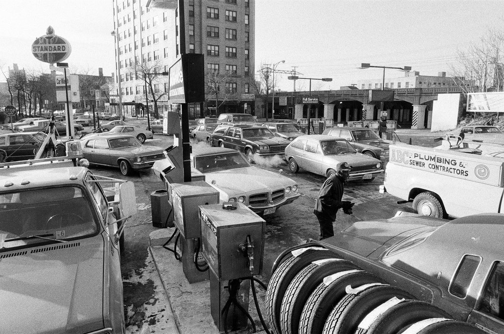 Long lines for gas in Hyde Park - Randy B. Leffingwell for Chicago Sun-Times