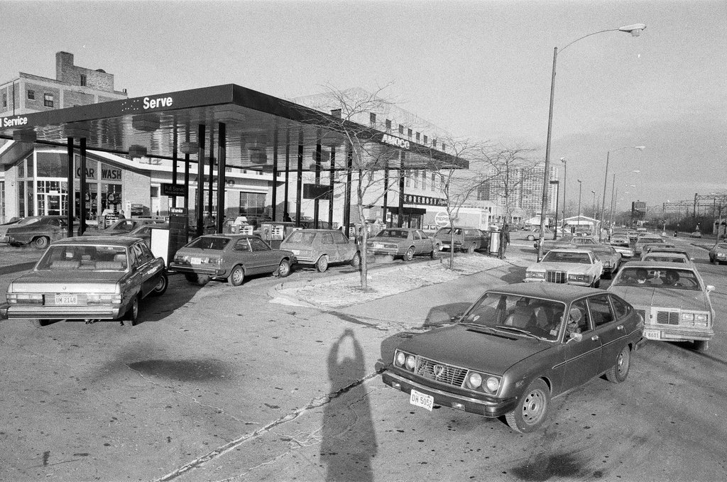 Long lines for gas in Hyde Park - Randy B. Leffingwell for Chicago Sun-Times