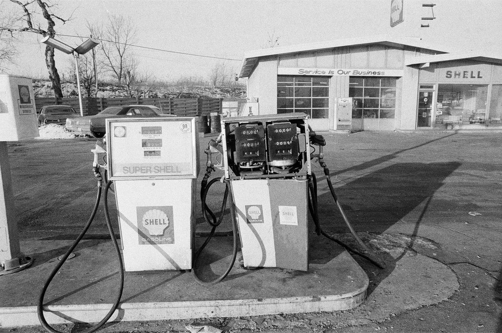 Shell gas station with broken pump - William (Bill) Deluga for Chicago Sun-Times