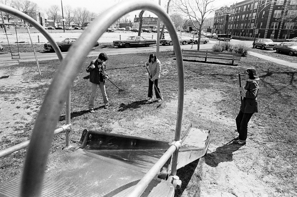 Scouts clean up Dickinson Park - Jim Frost for Chicago Sun-Times
