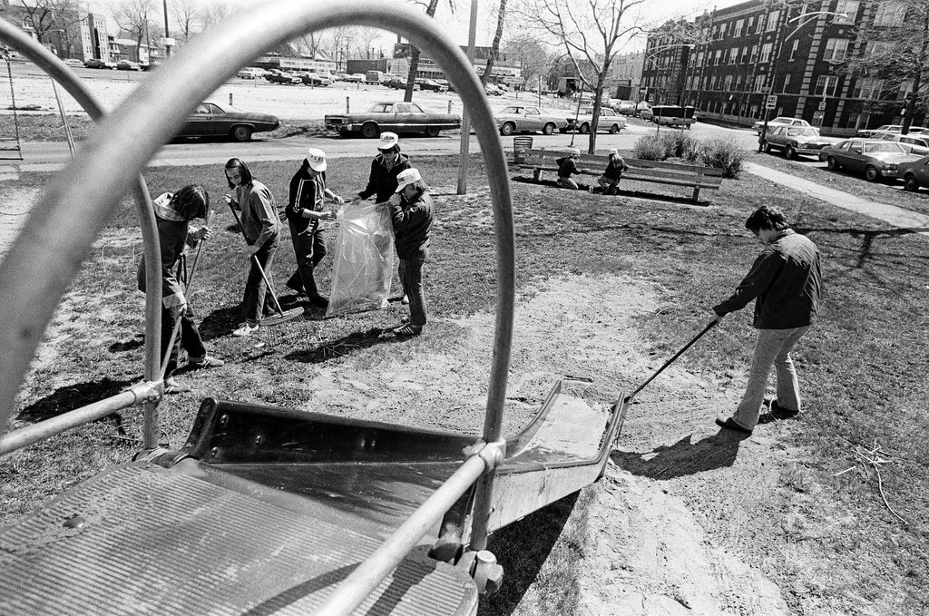 Scouts clean up Dickinson Park - Jim Frost for Chicago Sun-Times