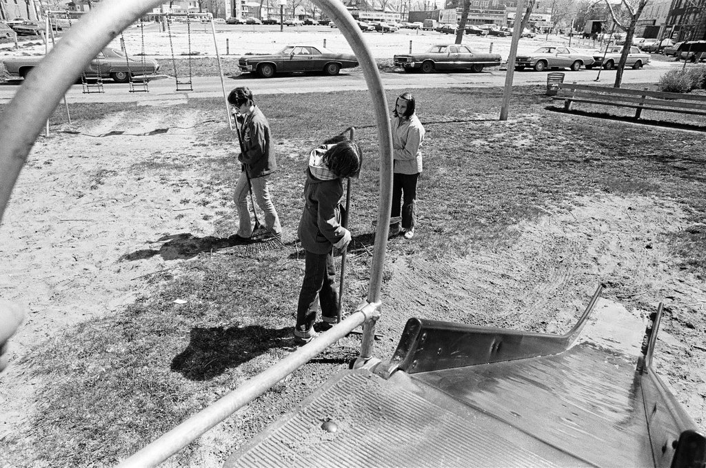 Scouts clean up Dickinson Park - Jim Frost for Chicago Sun-Times
