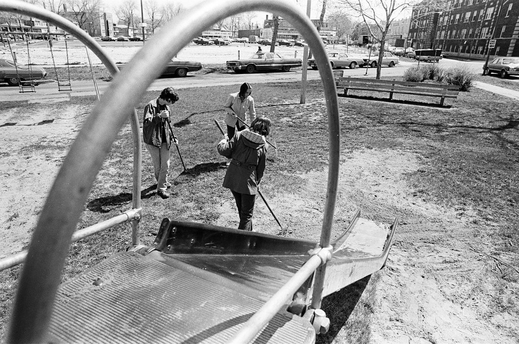 Scouts clean up Dickinson Park - Jim Frost for Chicago Sun-Times