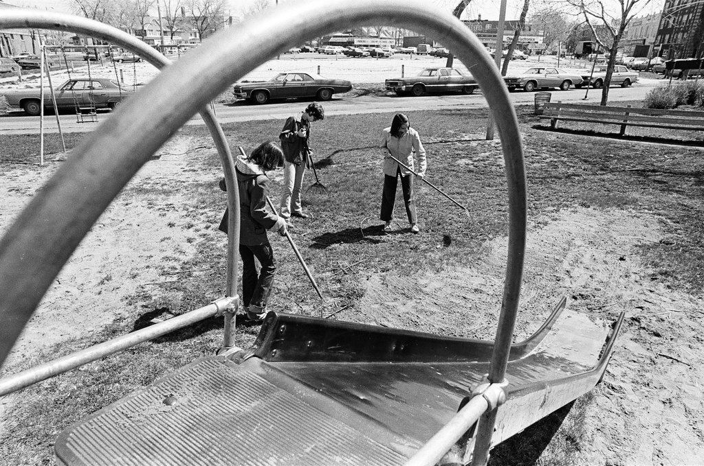 Scouts clean up Dickinson Park - Jim Frost for Chicago Sun-Times