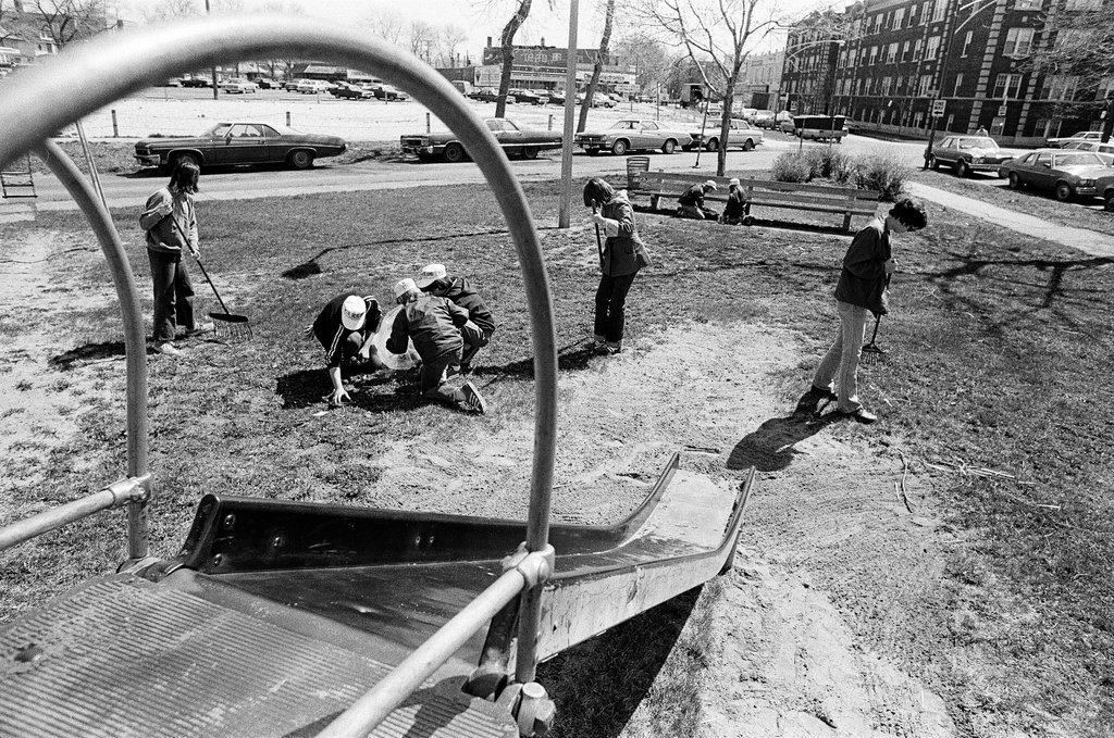 Scouts clean up Dickinson Park - Jim Frost for Chicago Sun-Times
