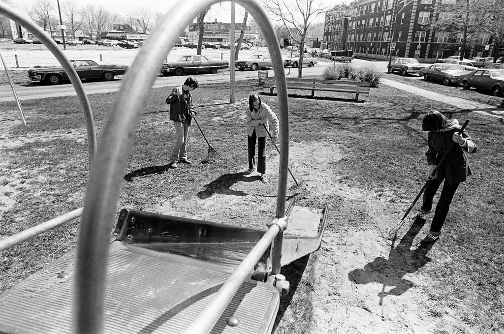 Scouts clean up Dickinson Park - Jim Frost for Chicago Sun-Times