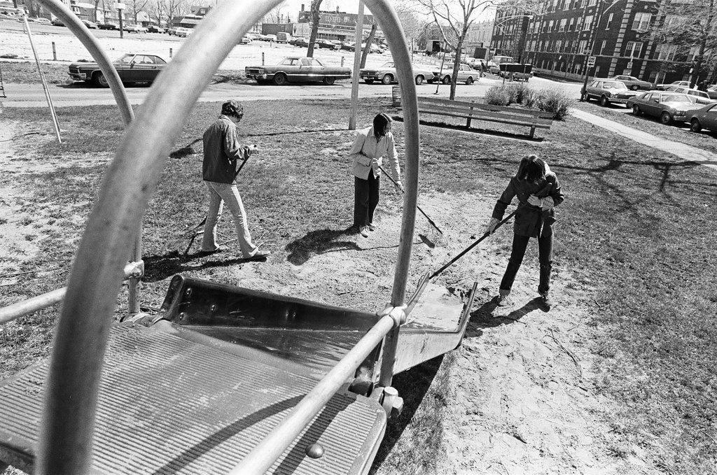 Scouts clean up Dickinson Park - Jim Frost for Chicago Sun-Times