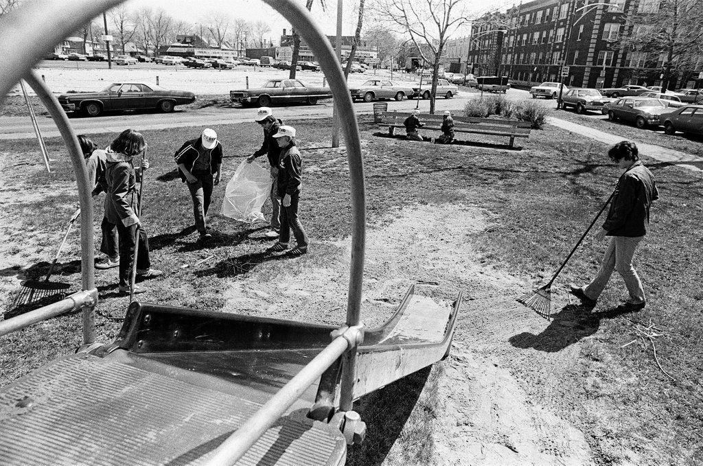Scouts clean up Dickinson Park - Jim Frost for Chicago Sun-Times