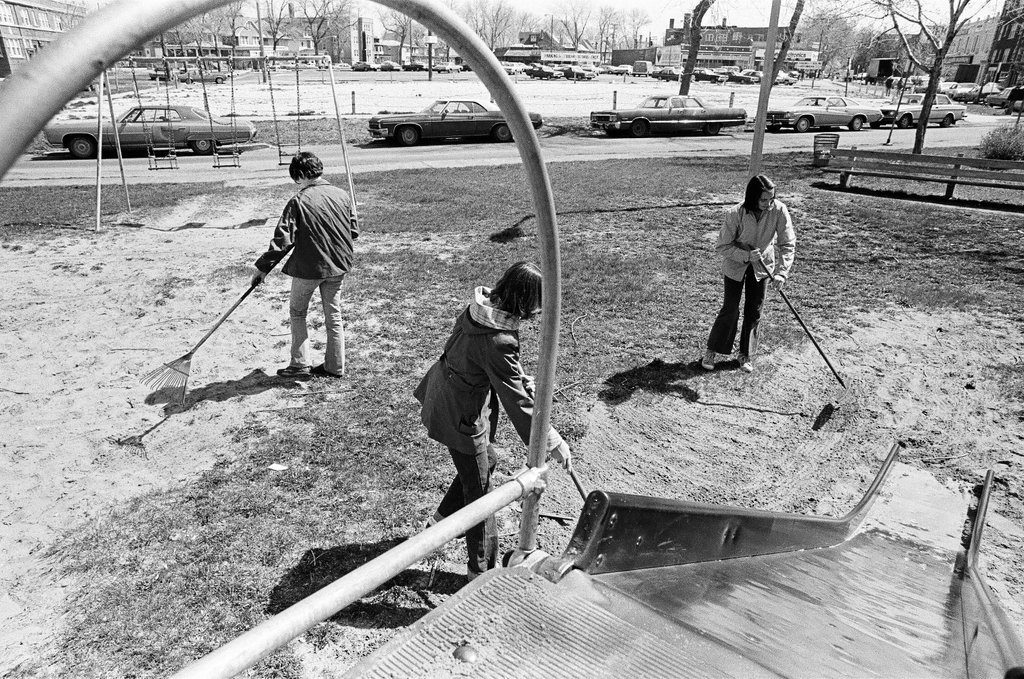 Scouts clean up Dickinson Park - Jim Frost for Chicago Sun-Times