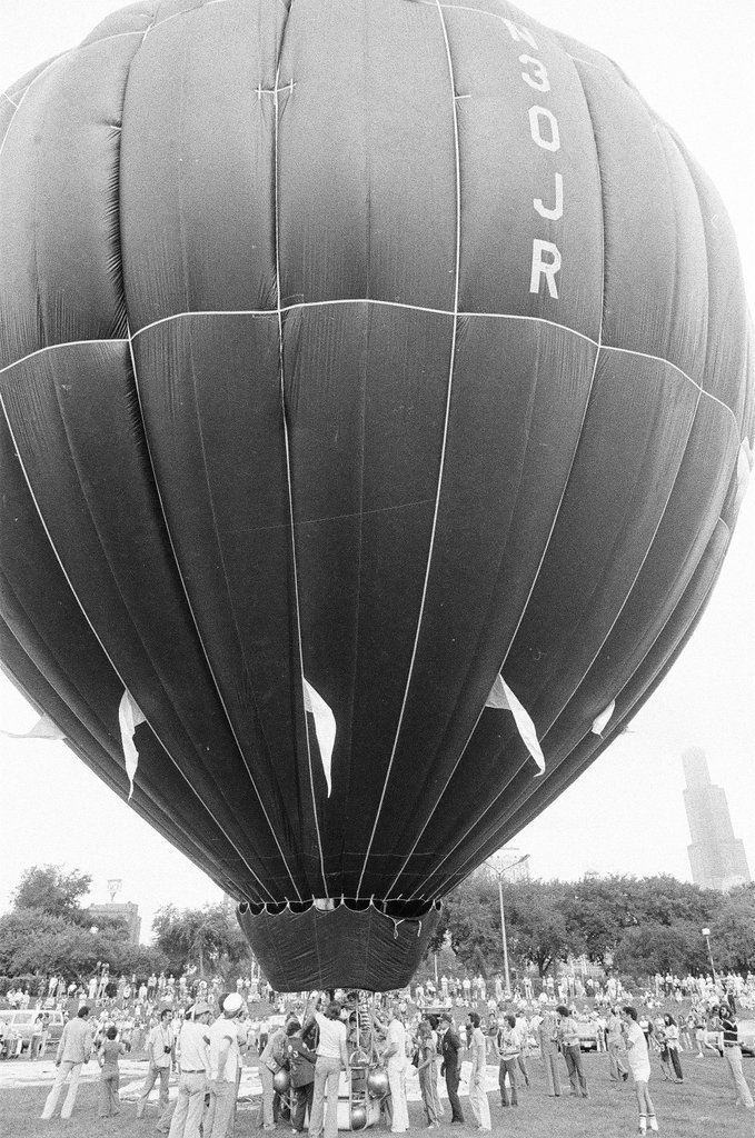 Hot air balloon race begins in Grant Park - Jerry Tomaselli for Chicago Sun-Times