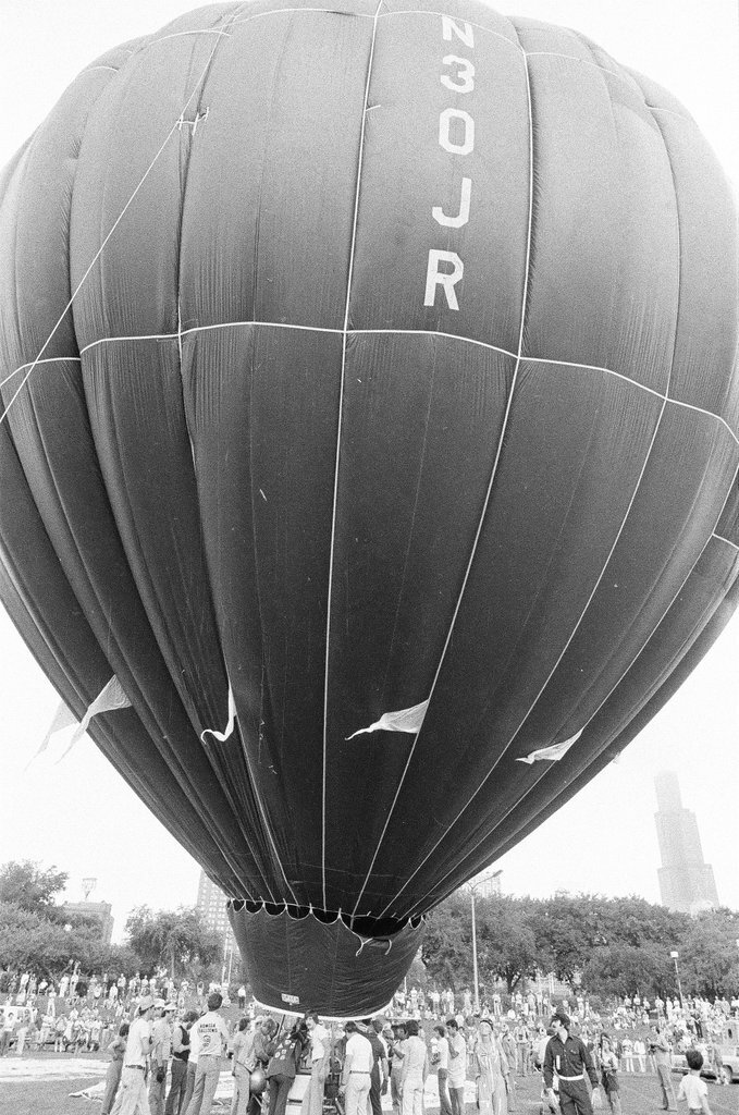 Hot air balloon race begins in Grant Park - Jerry Tomaselli for Chicago Sun-Times