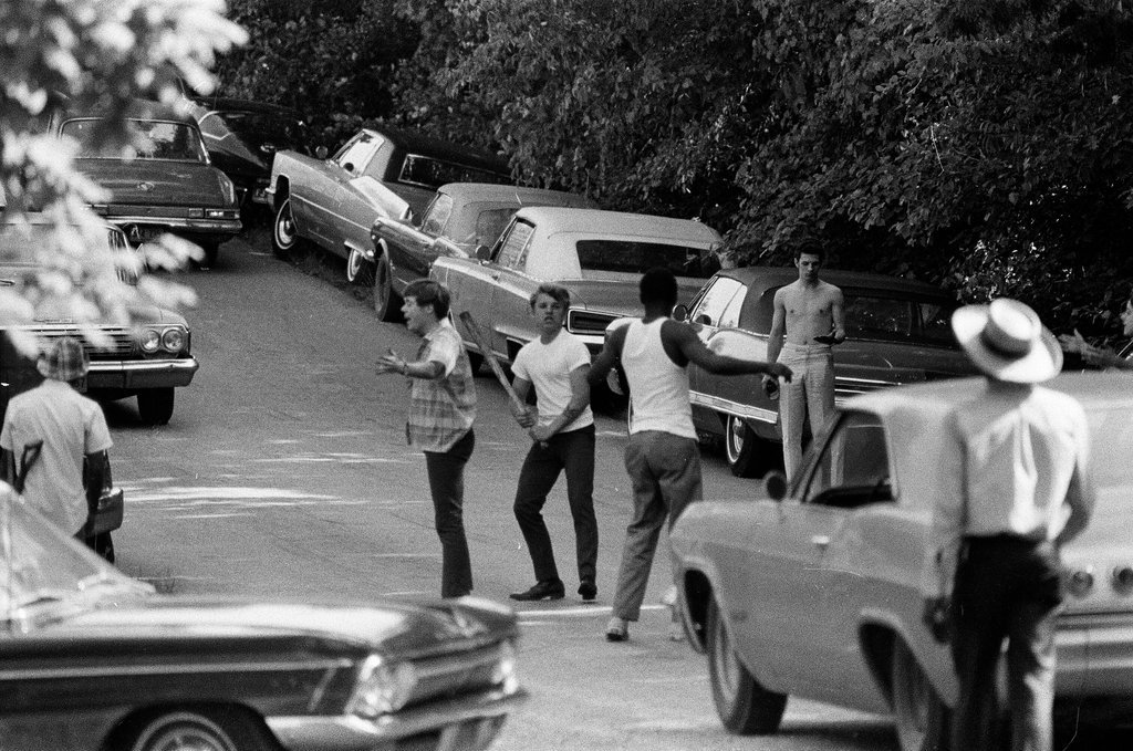 Teenagers fight on Maple Street - Chicago Sun-Times