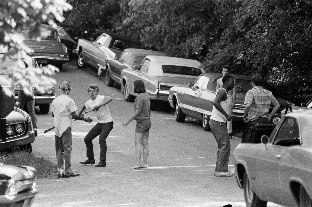 Teenagers fight on Maple Street - Chicago Sun-Times