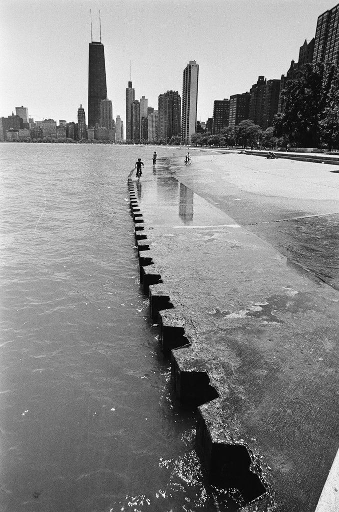 People enjoy a sunny day near Lake Michigan - Perry C. Riddle for Chicago Sun-Times