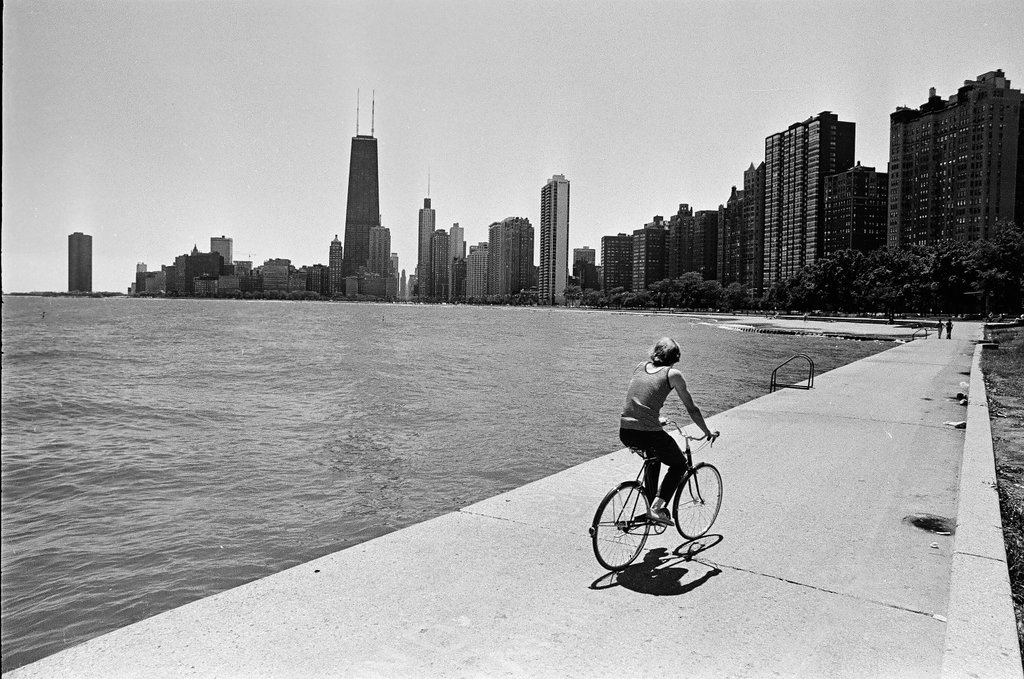People enjoy a sunny day near Lake Michigan - Perry C. Riddle for Chicago Sun-Times