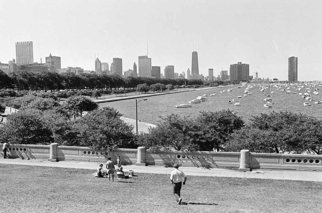 People enjoy a sunny day near Lake Michigan - Perry C. Riddle for Chicago Sun-Times