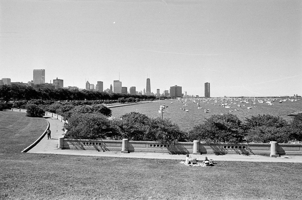 People enjoy a sunny day near Lake Michigan - Perry C. Riddle for Chicago Sun-Times