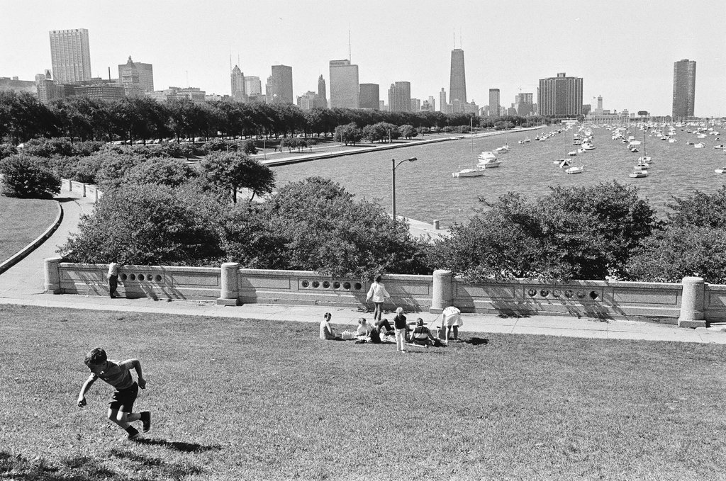 People enjoy a sunny day near Lake Michigan - Perry C. Riddle for Chicago Sun-Times