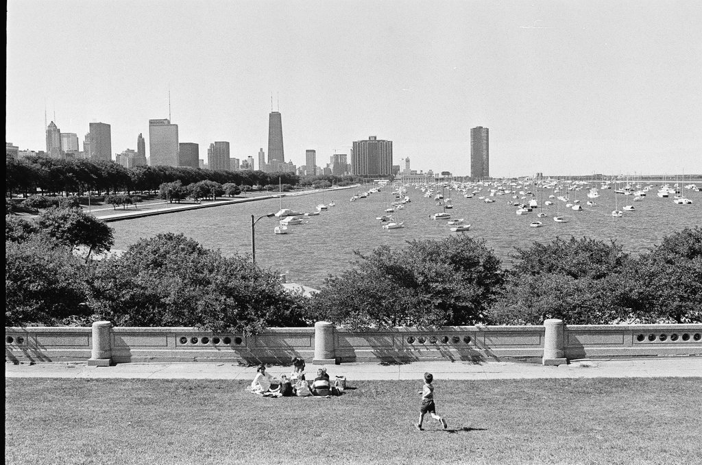 People enjoy a sunny day near Lake Michigan - Perry C. Riddle for Chicago Sun-Times