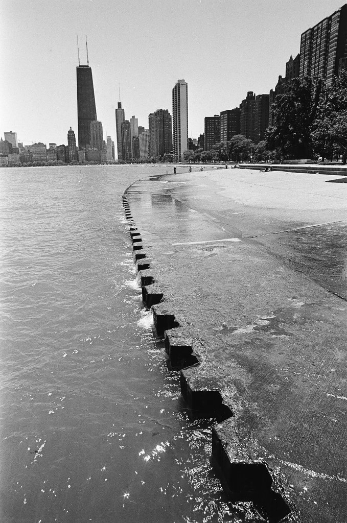 People enjoy a sunny day near Lake Michigan - Perry C. Riddle for Chicago Sun-Times