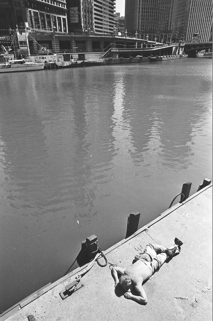 People enjoy a sunny day near Lake Michigan - Perry C. Riddle for Chicago Sun-Times