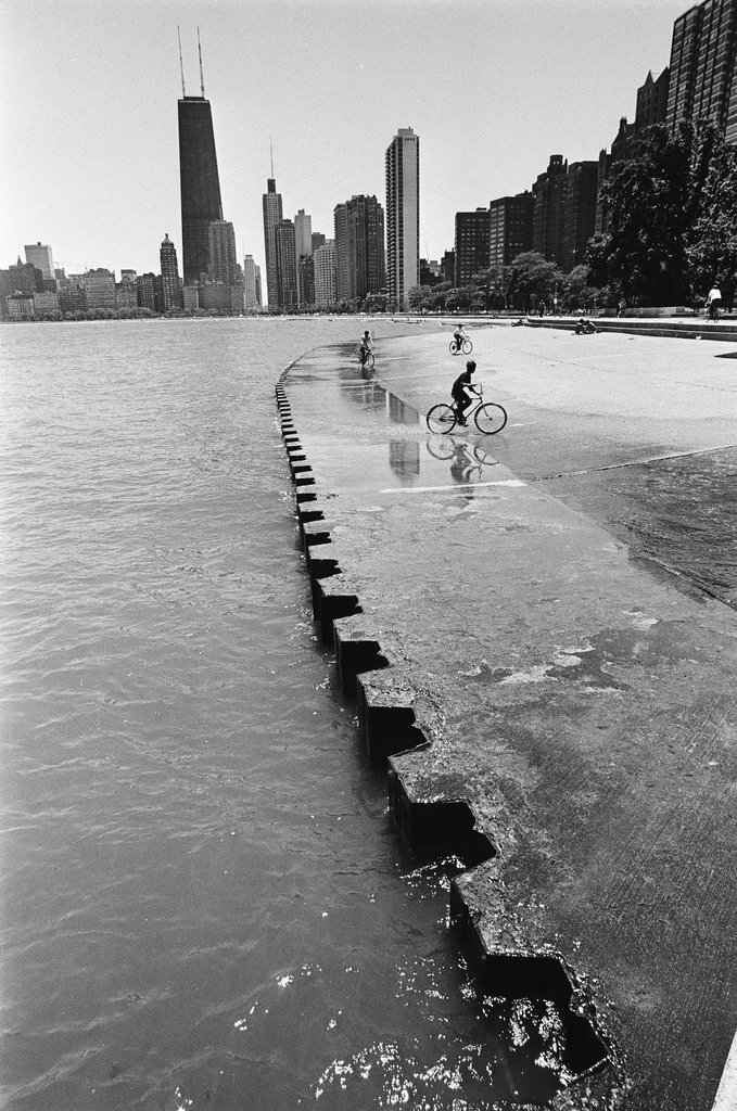 People enjoy a sunny day near Lake Michigan - Perry C. Riddle for Chicago Sun-Times