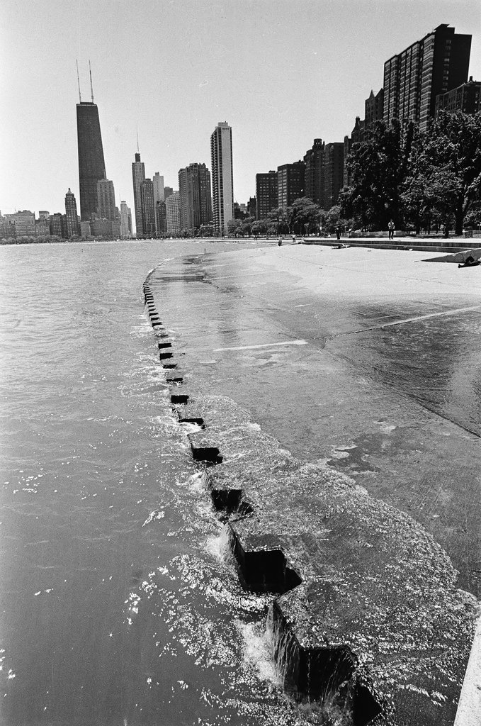 People enjoy a sunny day near Lake Michigan - Perry C. Riddle for Chicago Sun-Times