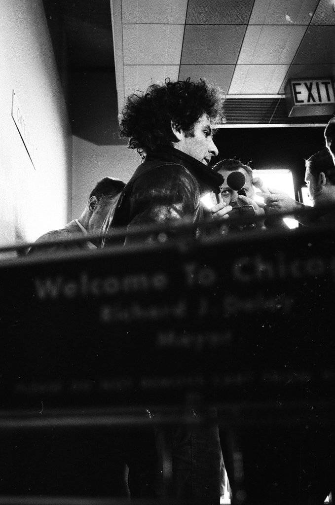 Abbie Hoffman arrives at O'Hare - Larry Graff for Chicago Sun-Times