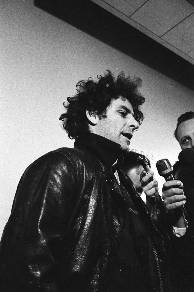Abbie Hoffman arrives at O'Hare - Larry Graff for Chicago Sun-Times