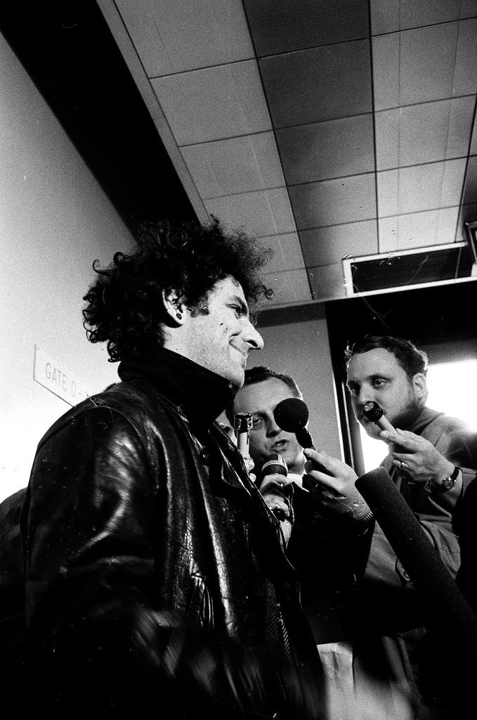 Abbie Hoffman arrives at O'Hare - Larry Graff for Chicago Sun-Times