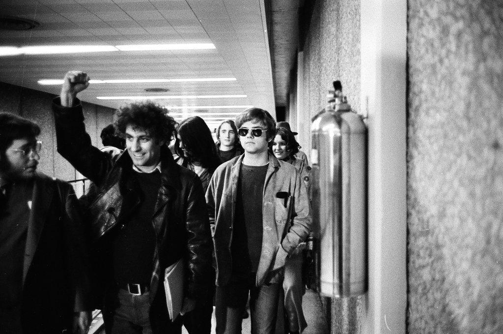 Abbie Hoffman arrives at O'Hare - Larry Graff for Chicago Sun-Times