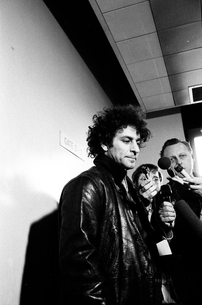 Abbie Hoffman arrives at O'Hare - Larry Graff for Chicago Sun-Times