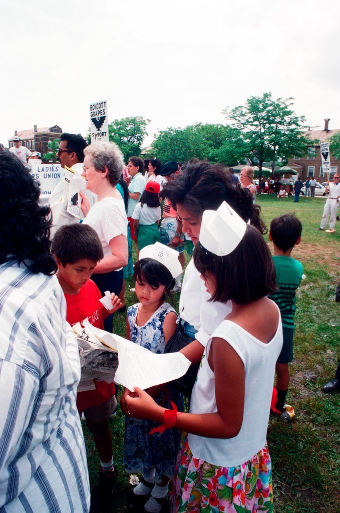 Boycott grapes rally and march in Pilsen - Ellen Domke for Chicago Sun-Times