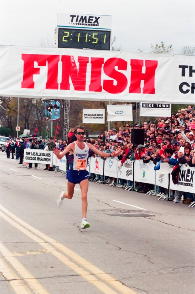 Ed Eyestone crossing the finish line at the Chicago Marathon - Brian Jackson for Chicago Sun-Times