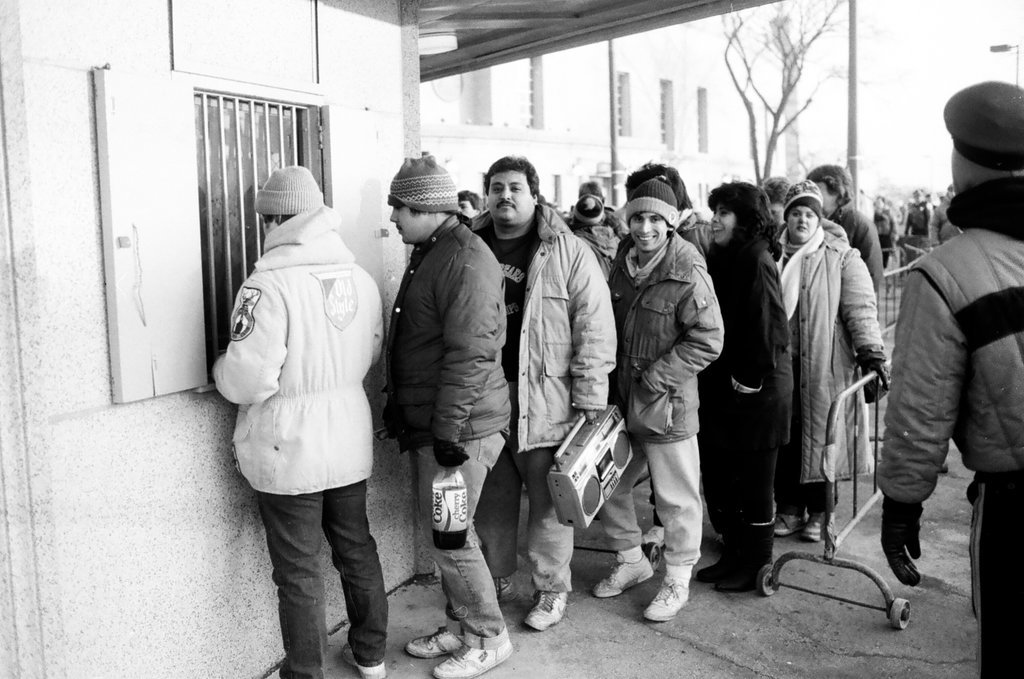 Chicago Bears fans line up for playoff tickets - James (Jim) Klepitsch for Chicago Sun-Times