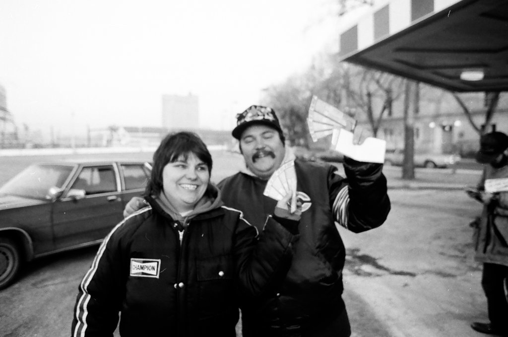 Chicago Bears fans line up for playoff tickets - James (Jim) Klepitsch for Chicago Sun-Times