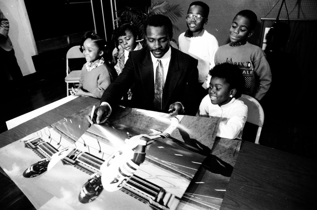 Walter Payton kicks off poster campaign benefiting Better Boys Foundation - Jack Lenahan for Chicago Sun-Times