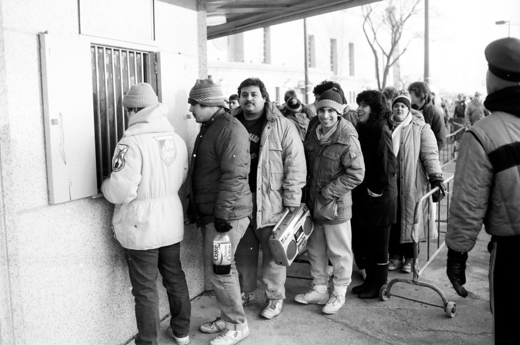 Chicago Bears fans line up for playoff tickets - James (Jim) Klepitsch for Chicago Sun-Times