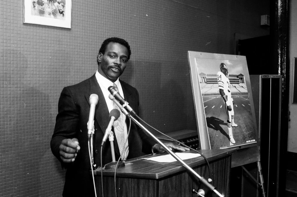 Walter Payton kicks off poster campaign benefiting Better Boys Foundation - Jack Lenahan for Chicago Sun-Times