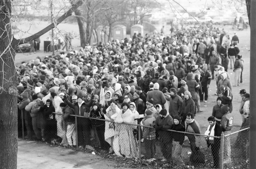 Chicago Bears fans line up for playoff tickets - James (Jim) Klepitsch for Chicago Sun-Times