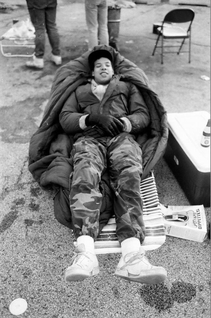 Chicago Bears fans line up for playoff tickets - James (Jim) Klepitsch for Chicago Sun-Times