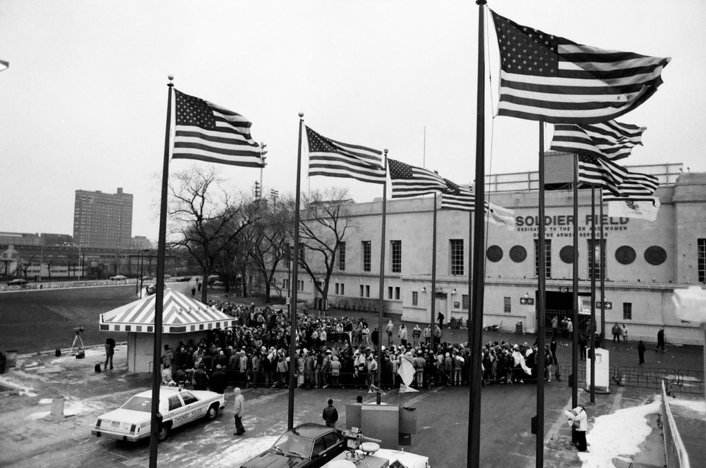 Chicago Bears fans line up for playoff tickets - Nancy Stuenkel for Chicago Sun-Times