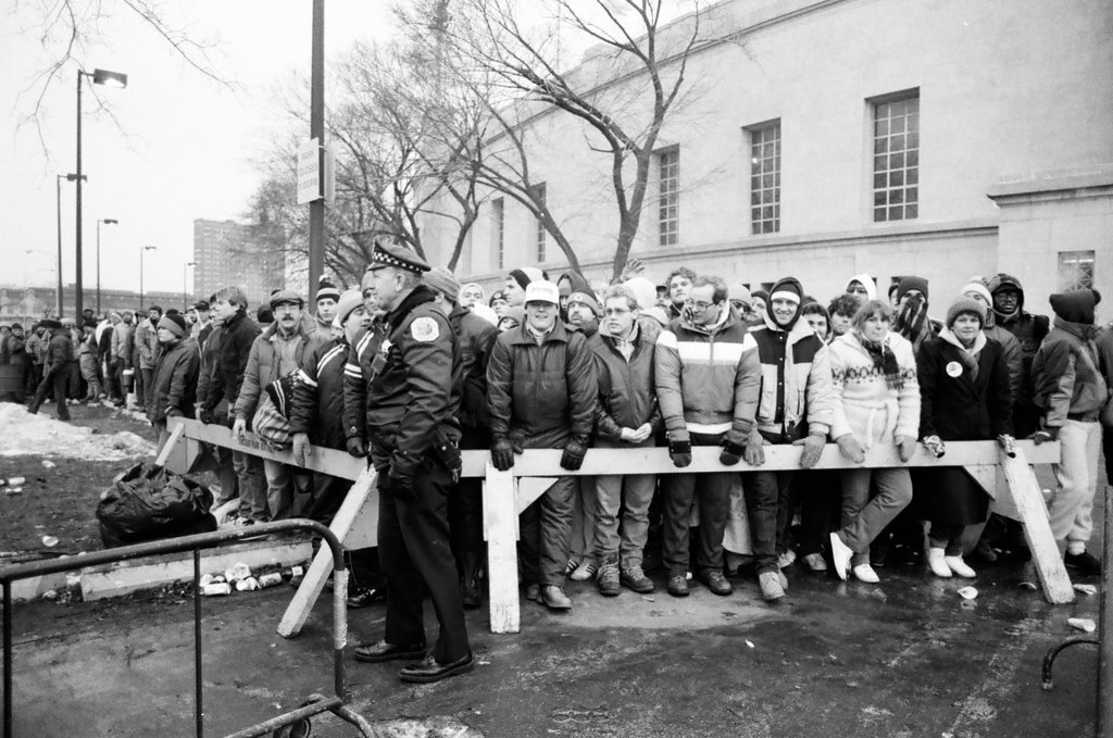 Chicago Bears fans line up for playoff tickets - Nancy Stuenkel for Chicago Sun-Times