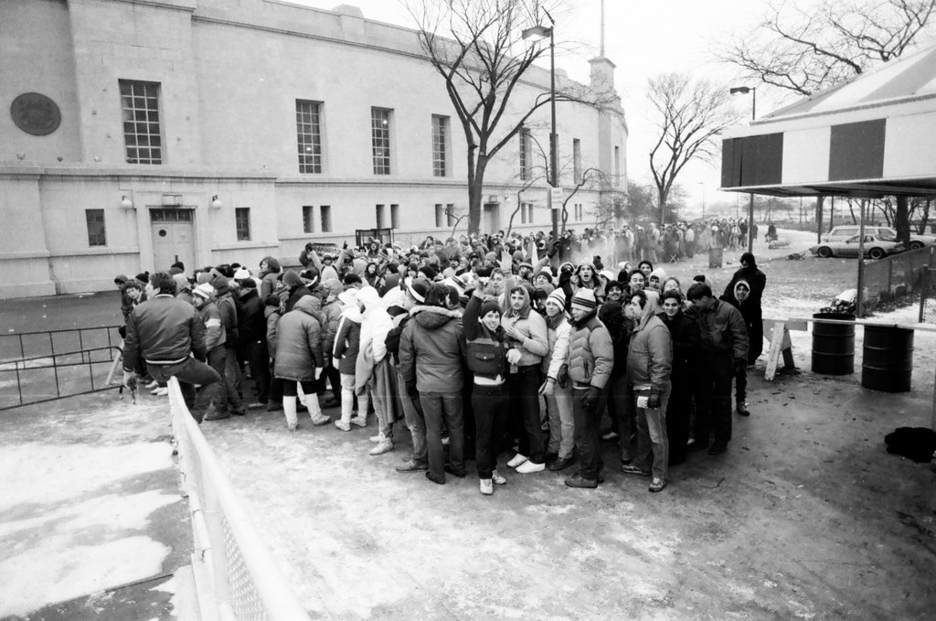 Chicago Bears fans line up for playoff tickets - Nancy Stuenkel for Chicago Sun-Times