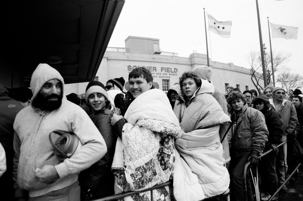 Chicago Bears fans line up for playoff tickets - Nancy Stuenkel for Chicago Sun-Times