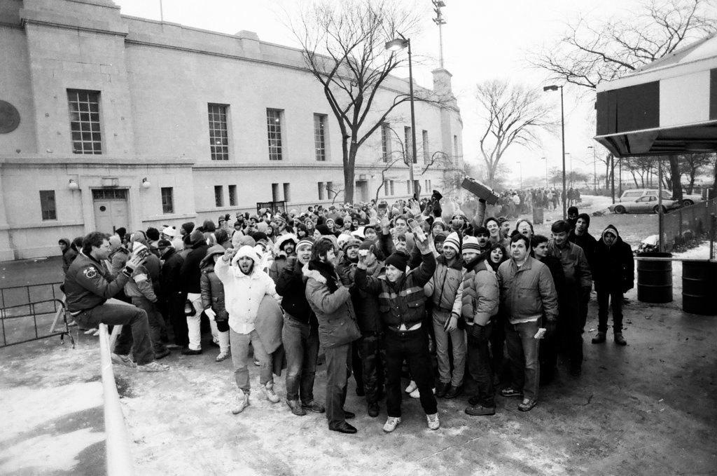 Chicago Bears fans line up for playoff tickets - Nancy Stuenkel for Chicago Sun-Times
