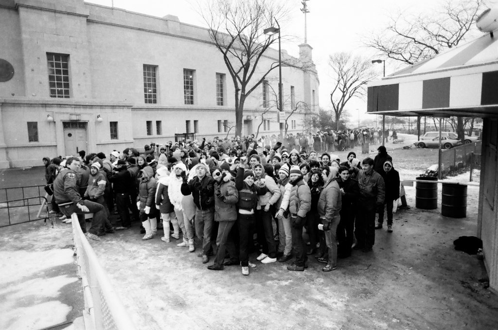 Chicago Bears fans line up for playoff tickets - Nancy Stuenkel for Chicago Sun-Times
