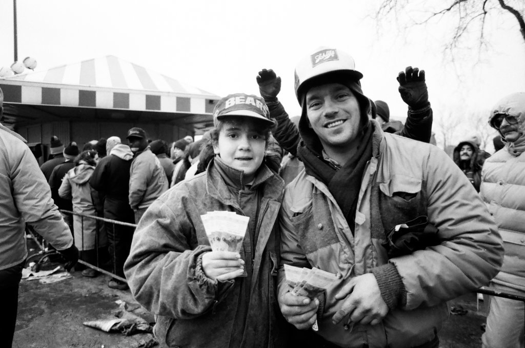 Chicago Bears fans line up for playoff tickets - Nancy Stuenkel for Chicago Sun-Times