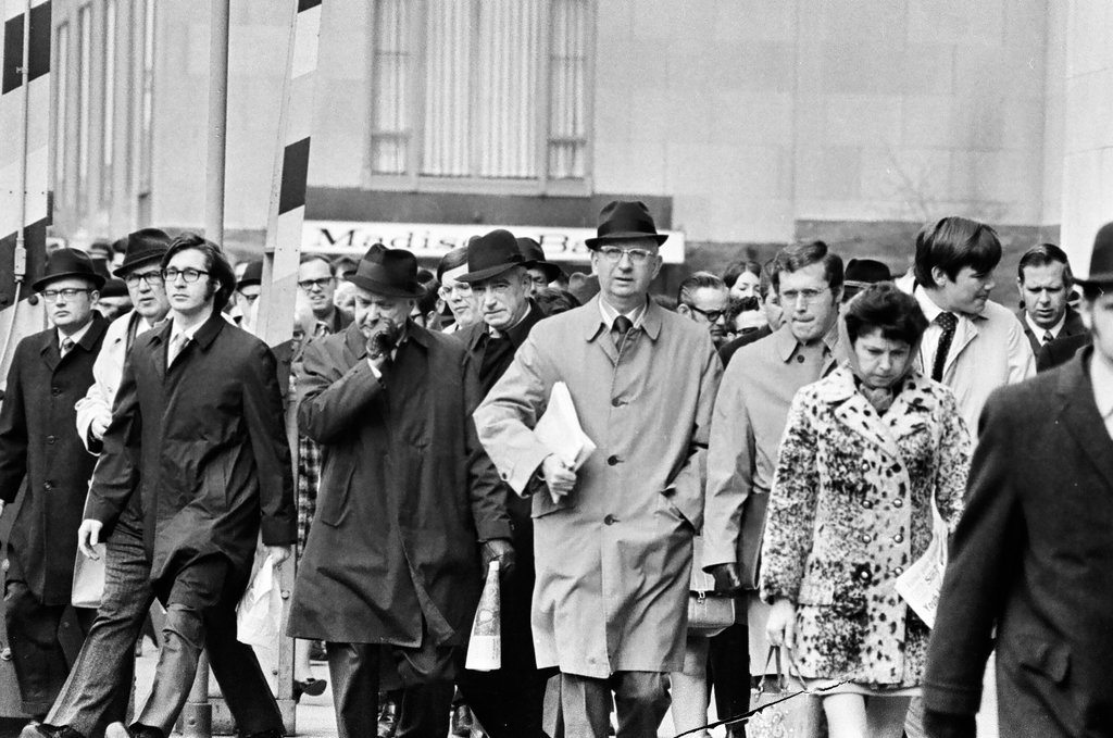 Commuters crossing Madison Street bridge - Charles Krejcsi for Chicago Sun-Times