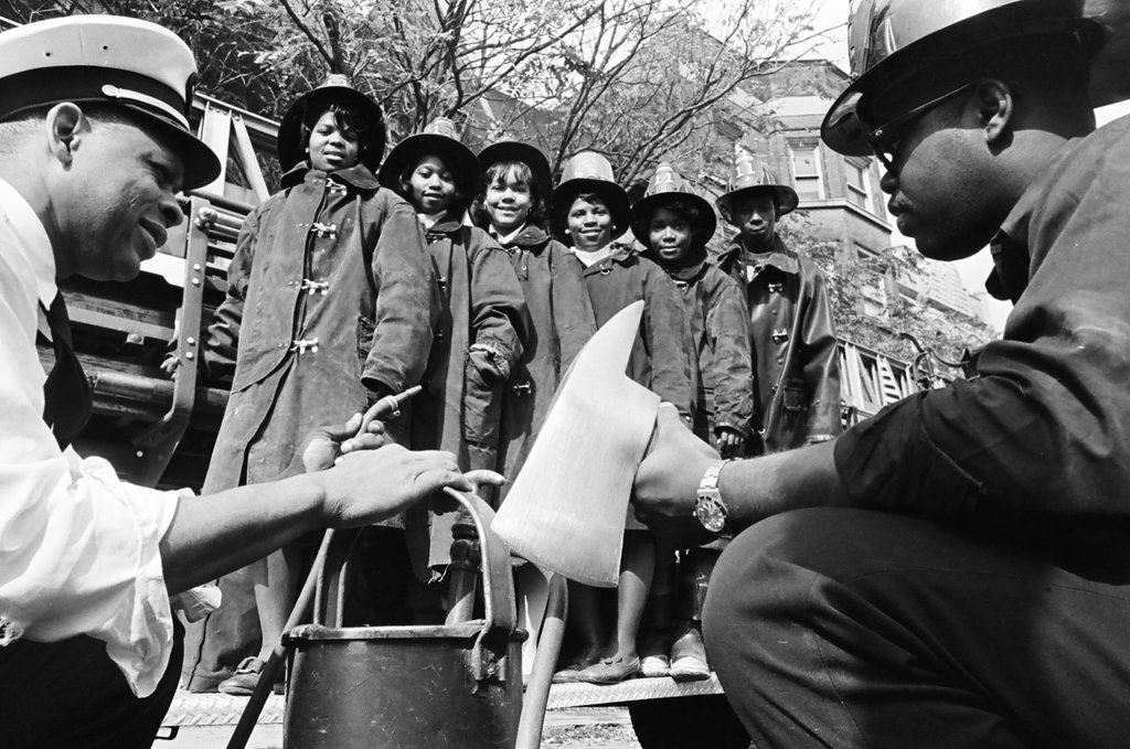 Students from Dunbar receive fire equipment demonstration - Bob Langer for Chicago Sun-Times
